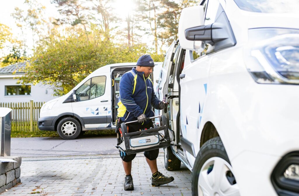 Person vid servicebil. Servar värmepanna. Trelleborgsrörservice service på luft/luft