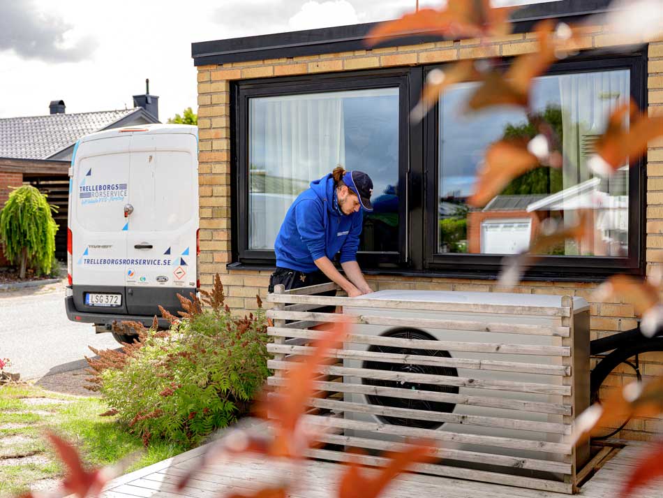 Servicetekniker från Trelleborgs Rörservice som utför service på Nibe värmepanna i villa i Trelleborg, Näset, Söderslätt, Skanör, Tygelsjö och Bunkeflostrand