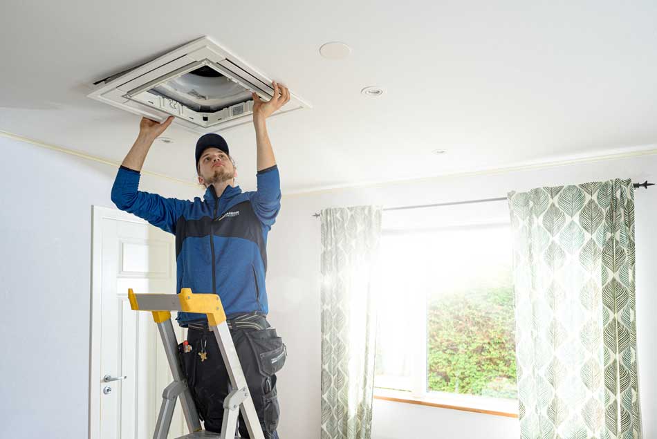 Servicetekniker från Trelleborgs Rörservice som utför service på Nibe värmepanna i villa i Trelleborg, Näset, Söderslätt, Skanör, Tygelsjö och Bunkeflostrand