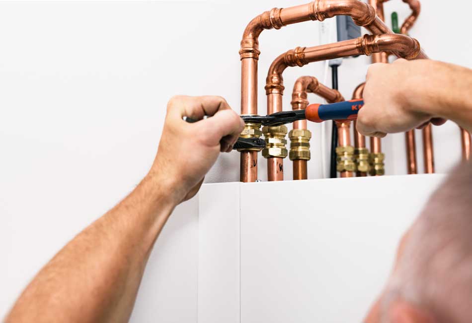 Servicetekniker som utför service på Nibe, Daikin, Wilfa och Mitsubishi värmepanna i villa för bättre energieffektivitet och driftsäkerhet. Servicetekniker från Trelleborgs Rörservice som utför service på Nibe värmepanna i villa i Trelleborg, Näset, Söderslätt, Skanör, Tygelsjö och Bunkeflostrand