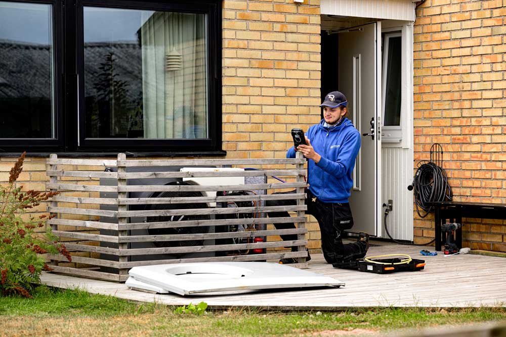 Servicetekniker från Trelleborgs Rörservice som utför service på Nibe värmepanna i villa i Trelleborg, Näset, Söderslätt, Skanör, Tygelsjö och Bunkeflostrand